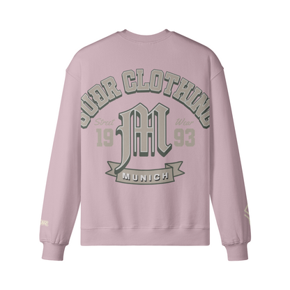 SUÐR M Sweatshirt – Sweatshirt in Lilac, Rückseite mit SUÐR CLOTHING im Bogen, das M in Blackletter, dazu „Street Wear", „19 93" und das MUNICH-Banner