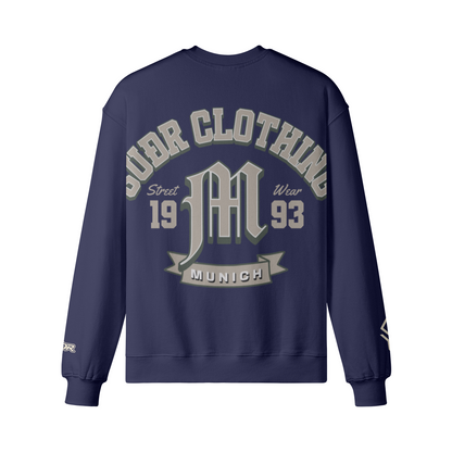 SUÐR M Sweatshirt – Sweatshirt in Navy, Rückseite mit SUÐR CLOTHING im Bogen, das M in Blackletter, dazu „Street Wear", „19 93" und das MUNICH-Banner