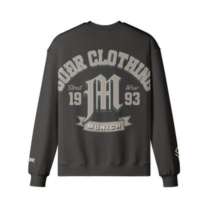 SUÐR M Sweatshirt – Sweatshirt in Charcoal Gray, Rückseite mit SUÐR CLOTHING im Bogen, das M in Blackletter, dazu „Street Wear", „19 93" und das MUNICH-Banner