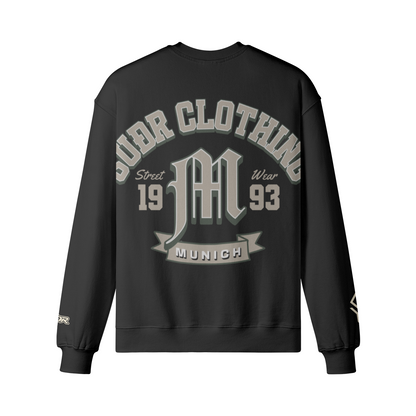 SUÐR M Sweatshirt – Sweatshirt in Black, Rückseite mit SUÐR CLOTHING im Bogen, das M in Blackletter, dazu „Street Wear", „19 93" und das MUNICH-Banner
