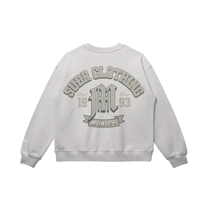 SUÐR M Sweatshirt – Sweatshirt in Heather Gray, Rückseite mit SUÐR CLOTHING im Bogen, das M in Blackletter, dazu „Street Wear", „19 93" und das MUNICH-Banner, liegend