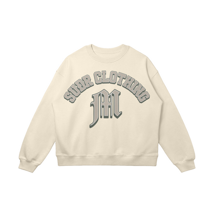 SUÐR M Sweatshirt – Sweatshirt in Apricot, Vorderseite mit SUÐR CLOTHING im Bogen, darunter das M in Blackletter, Emblem und SUÐR-Schriftzug auf den Ärmeln, liegend