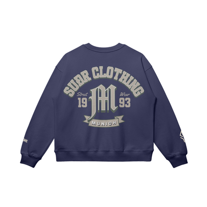SUÐR M Sweatshirt – Sweatshirt in Navy, Rückseite mit SUÐR CLOTHING im Bogen, das M in Blackletter, dazu „Street Wear", „19 93" und das MUNICH-Banner, liegend