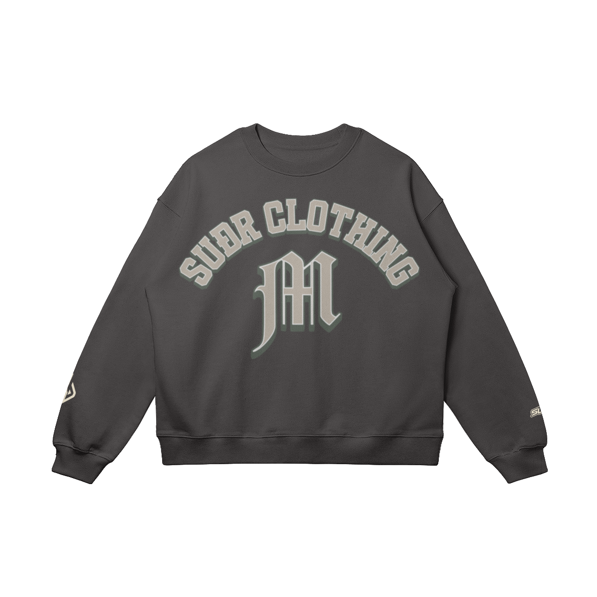 SUÐR M Sweatshirt – Sweatshirt in Charcoal Gray, Vorderseite mit SUÐR CLOTHING im Bogen, darunter das M in Blackletter, Emblem und SUÐR-Schriftzug auf den Ärmeln, liegend