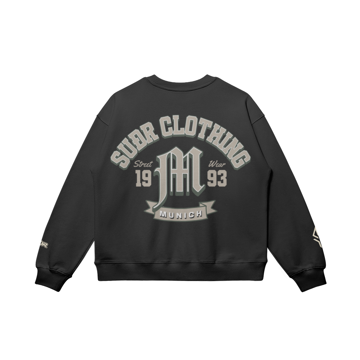 SUÐR M Sweatshirt – Sweatshirt in Black, Rückseite mit SUÐR CLOTHING im Bogen, das M in Blackletter, dazu „Street Wear", „19 93" und das MUNICH-Banner, liegend