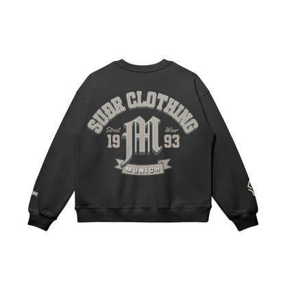 SUÐR M Sweatshirt – Sweatshirt in Black, Rückseite mit SUÐR CLOTHING im Bogen, das M in Blackletter, dazu „Street Wear", „19 93" und das MUNICH-Banner, liegend