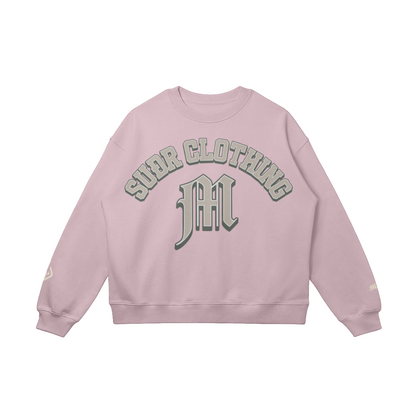 SUÐR M Sweatshirt – Sweatshirt in Lilac, Vorderseite mit SUÐR CLOTHING im Bogen, darunter das M in Blackletter, Emblem und SUÐR-Schriftzug auf den Ärmeln, liegend