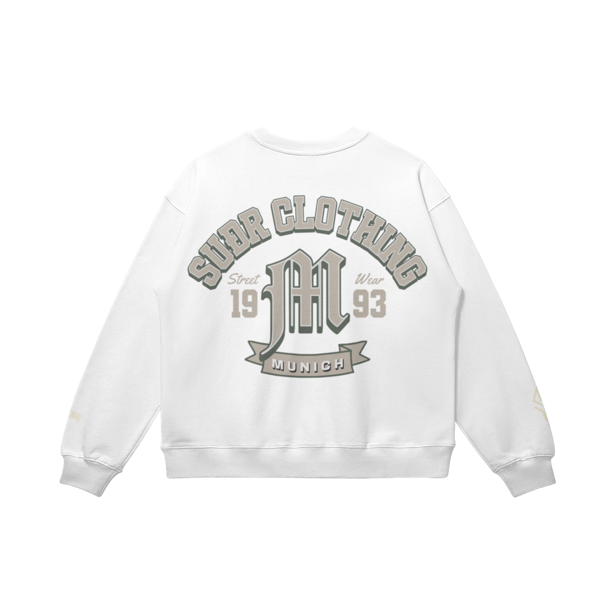 SUÐR M Sweatshirt – Sweatshirt in White, Rückseite mit SUÐR CLOTHING im Bogen, das M in Blackletter, dazu „Street Wear", „19 93" und das MUNICH-Banner, liegend