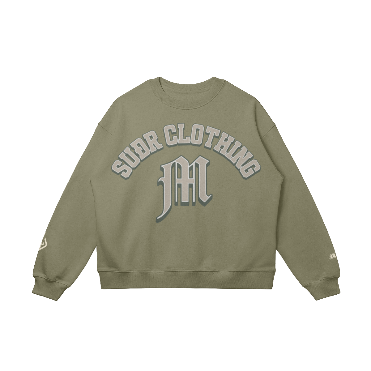 SUÐR M Sweatshirt – Sweatshirt in Sage Green, Vorderseite mit SUÐR CLOTHING im Bogen, darunter das M in Blackletter, Emblem und SUÐR-Schriftzug auf den Ärmeln, liegend