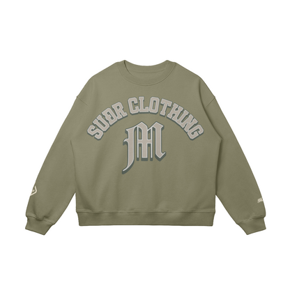 SUÐR M Sweatshirt – Sweatshirt in Sage Green, Vorderseite mit SUÐR CLOTHING im Bogen, darunter das M in Blackletter, Emblem und SUÐR-Schriftzug auf den Ärmeln, liegend
