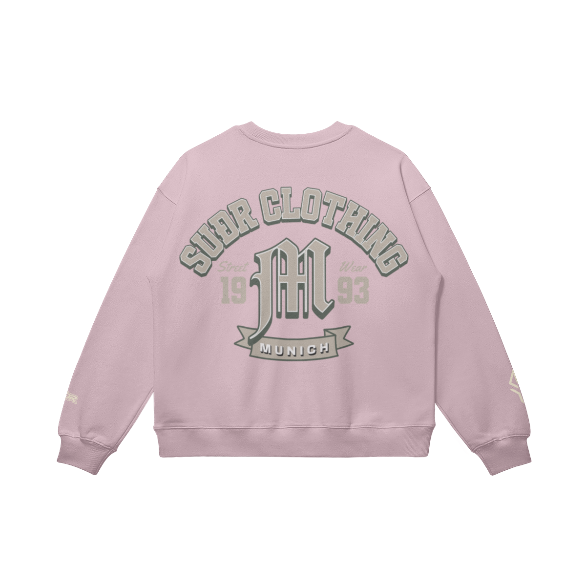 SUÐR M Sweatshirt – Sweatshirt in Lilac, Rückseite mit SUÐR CLOTHING im Bogen, das M in Blackletter, dazu „Street Wear", „19 93" und das MUNICH-Banner, liegend