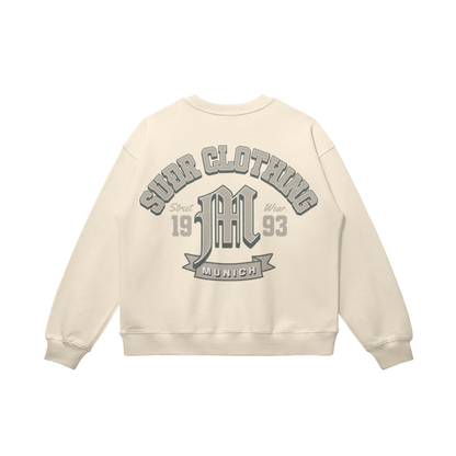 SUÐR M Sweatshirt – Sweatshirt in Apricot, Rückseite mit SUÐR CLOTHING im Bogen, das M in Blackletter, dazu „Street Wear", „19 93" und das MUNICH-Banner, liegend
