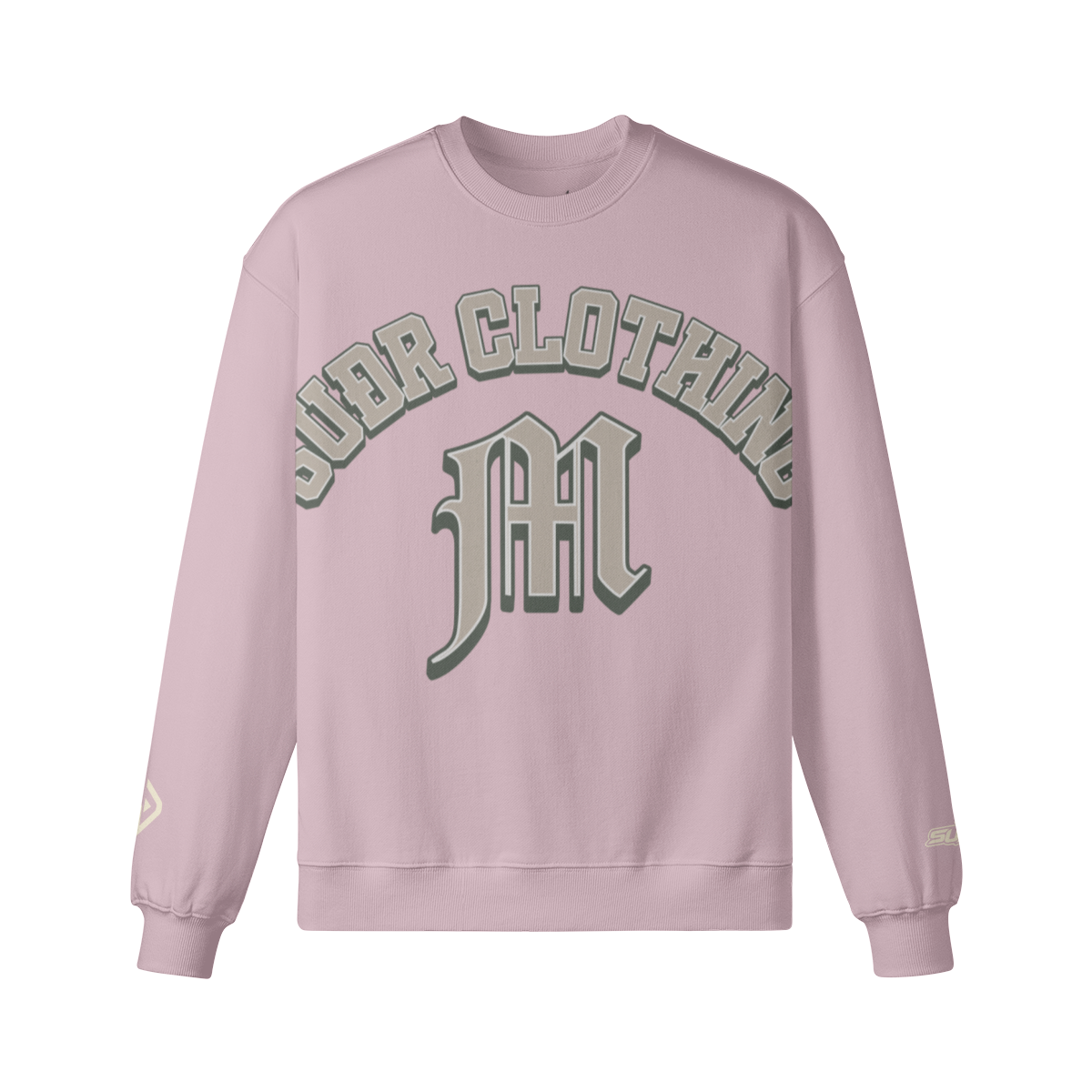 SUÐR M Sweatshirt – Sweatshirt in Lilac, Vorderseite mit SUÐR CLOTHING im Bogen, darunter das M in Blackletter, Emblem und SUÐR-Schriftzug auf den Ärmeln