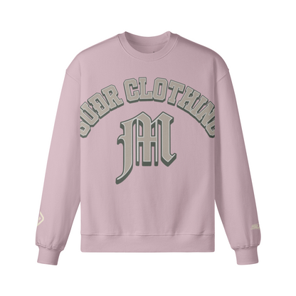 SUÐR M Sweatshirt – Sweatshirt in Lilac, Vorderseite mit SUÐR CLOTHING im Bogen, darunter das M in Blackletter, Emblem und SUÐR-Schriftzug auf den Ärmeln