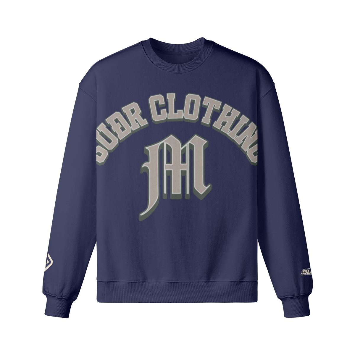 SUÐR M Sweatshirt – Sweatshirt in Navy, Vorderseite mit SUÐR CLOTHING im Bogen, darunter das M in Blackletter, Emblem und SUÐR-Schriftzug auf den Ärmeln