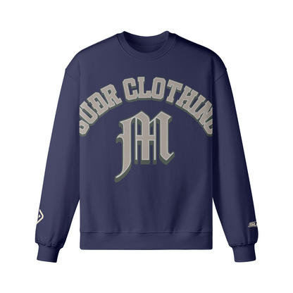SUÐR M Sweatshirt – Sweatshirt in Navy, Vorderseite mit SUÐR CLOTHING im Bogen, darunter das M in Blackletter, Emblem und SUÐR-Schriftzug auf den Ärmeln
