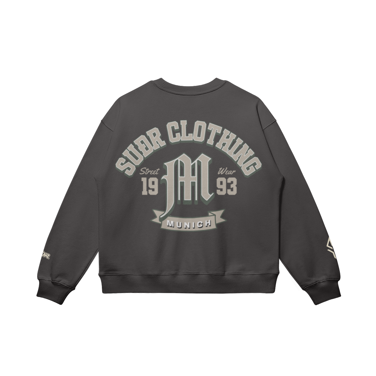 SUÐR M Sweatshirt – Sweatshirt in Charcoal Gray, Rückseite mit SUÐR CLOTHING im Bogen, das M in Blackletter, dazu „Street Wear", „19 93" und das MUNICH-Banner, liegend