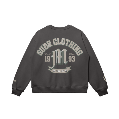 SUÐR M Sweatshirt – Sweatshirt in Charcoal Gray, Rückseite mit SUÐR CLOTHING im Bogen, das M in Blackletter, dazu „Street Wear", „19 93" und das MUNICH-Banner, liegend