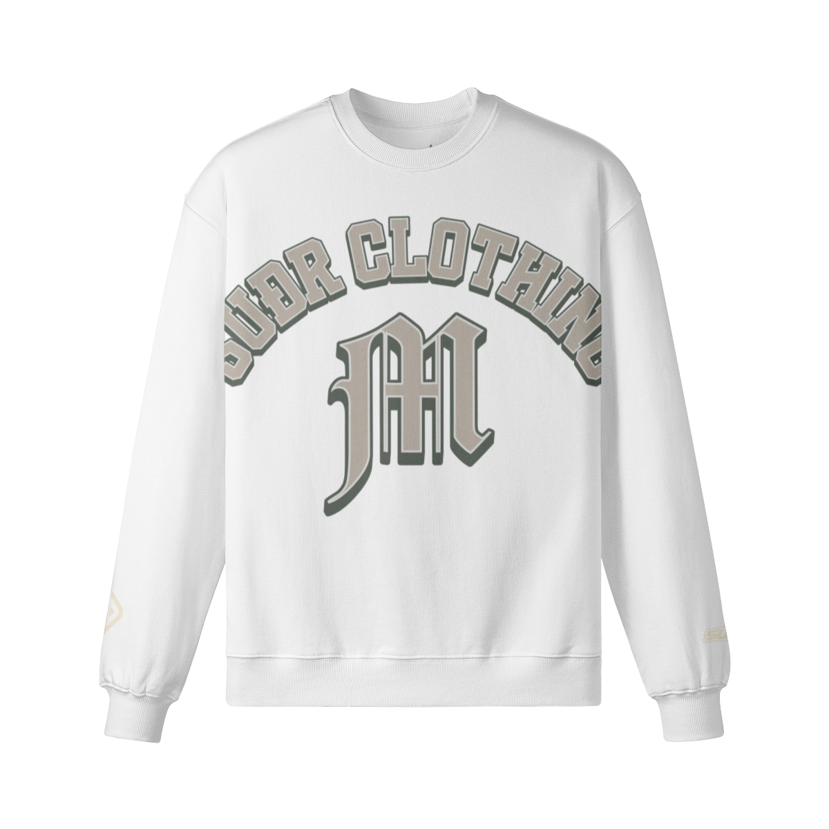 SUÐR M Sweatshirt – Sweatshirt in White, Vorderseite mit SUÐR CLOTHING im Bogen, darunter das M in Blackletter, Emblem und SUÐR-Schriftzug auf den Ärmeln