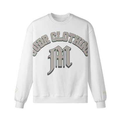 SUÐR M Sweatshirt – Sweatshirt in White, Vorderseite mit SUÐR CLOTHING im Bogen, darunter das M in Blackletter, Emblem und SUÐR-Schriftzug auf den Ärmeln