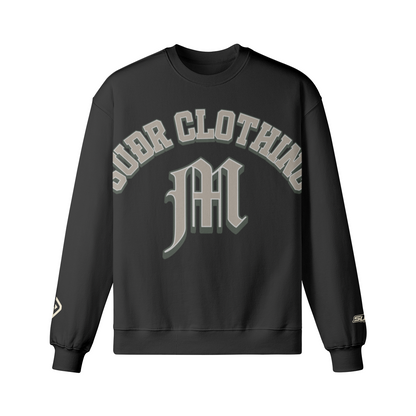 SUÐR M Sweatshirt – Sweatshirt in Black, Vorderseite mit SUÐR CLOTHING im Bogen, darunter das M in Blackletter, Emblem und SUÐR-Schriftzug auf den Ärmeln