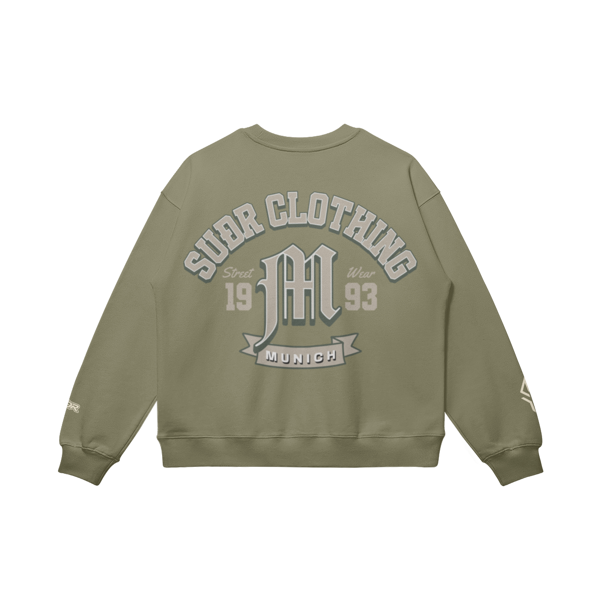 SUÐR M Sweatshirt – Sweatshirt in Sage Green, Rückseite mit SUÐR CLOTHING im Bogen, das M in Blackletter, dazu „Street Wear", „19 93" und das MUNICH-Banner, liegend