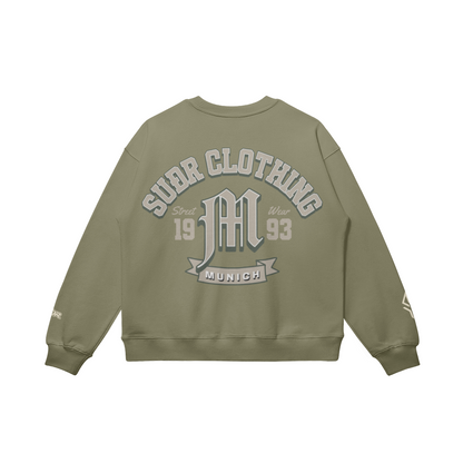 SUÐR M Sweatshirt – Sweatshirt in Sage Green, Rückseite mit SUÐR CLOTHING im Bogen, das M in Blackletter, dazu „Street Wear", „19 93" und das MUNICH-Banner, liegend