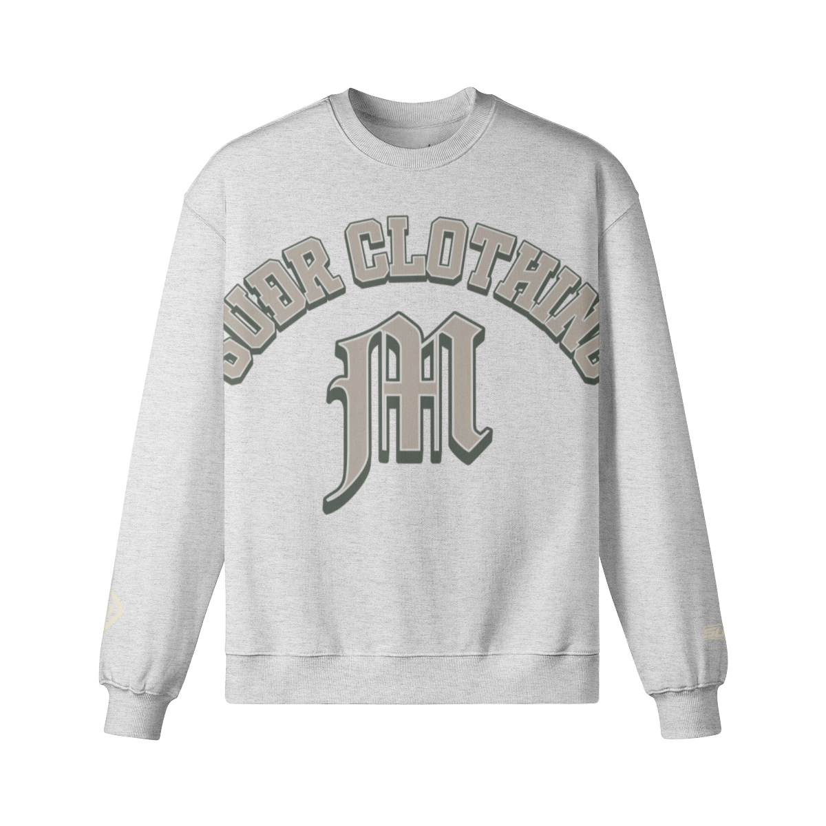 SUÐR M Sweatshirt – Sweatshirt in Heather Gray, Vorderseite mit SUÐR CLOTHING im Bogen, darunter das M in Blackletter, Emblem und SUÐR-Schriftzug auf den Ärmeln