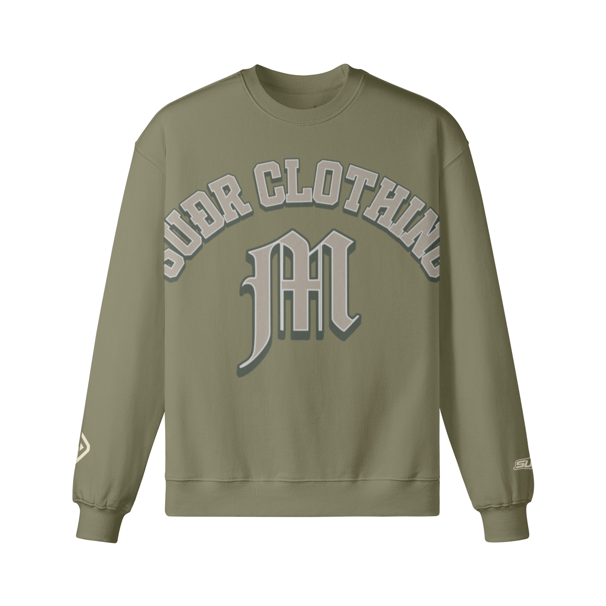 SUÐR M Sweatshirt – Sweatshirt in Sage Green, Vorderseite mit SUÐR CLOTHING im Bogen, darunter das M in Blackletter, Emblem und SUÐR-Schriftzug auf den Ärmeln